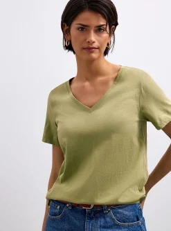 100% organic cotton V-neck T-shirt