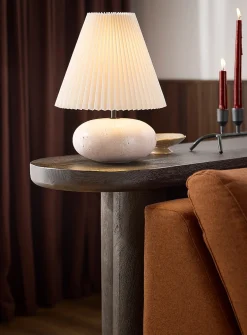 Accordion-pleat table lamp