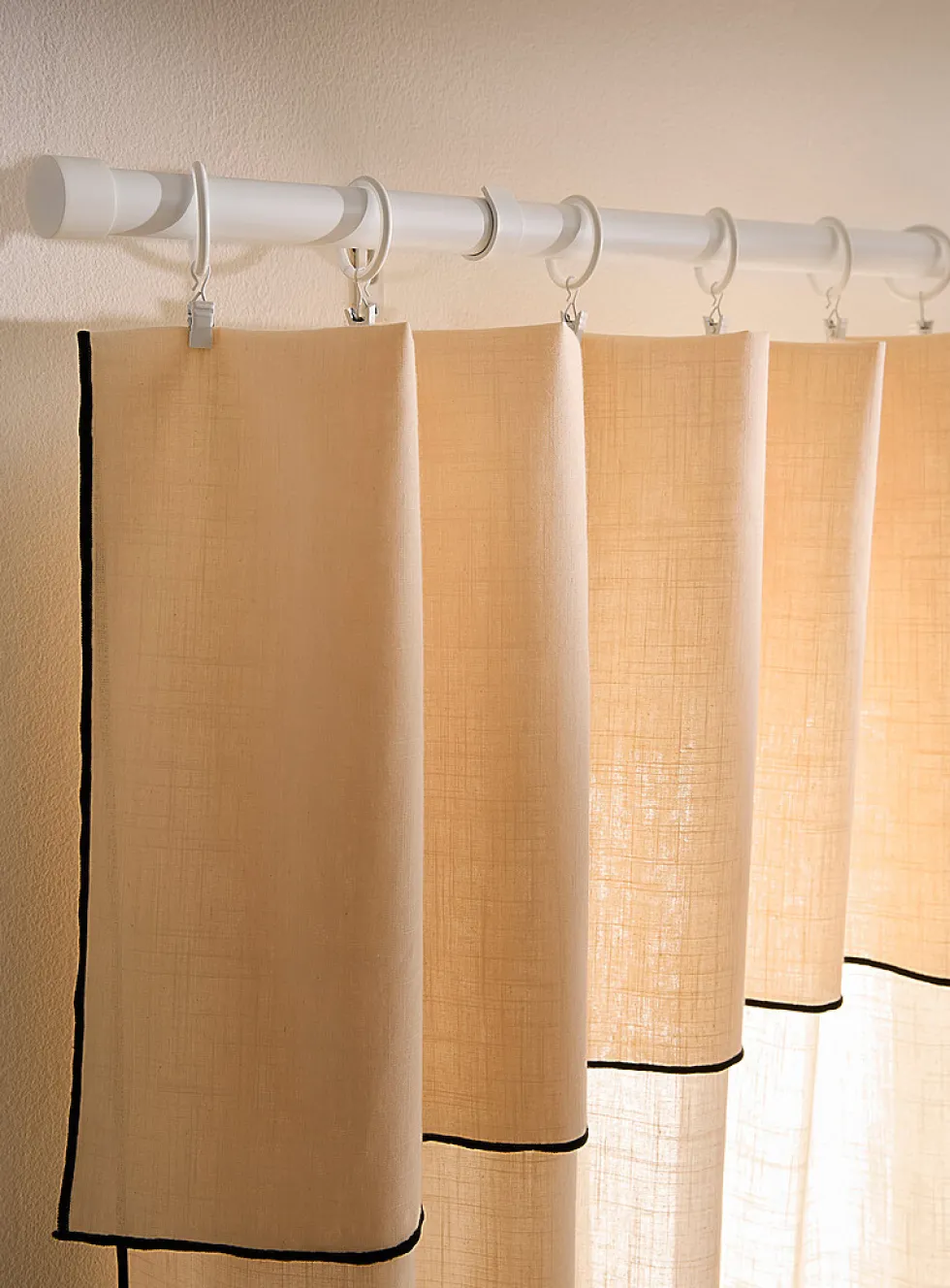 Adjustable white curtain rod