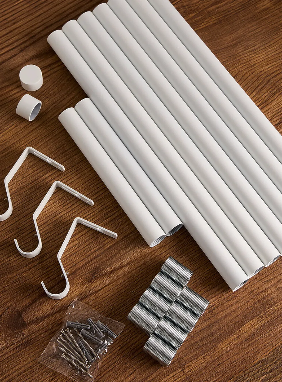 Adjustable white curtain rod