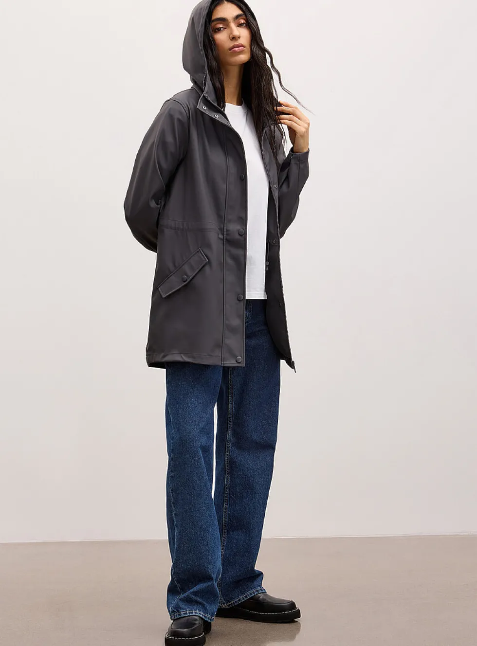 Adjustable-waist coated raincoat