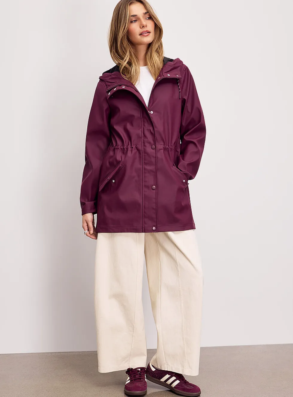Adjustable-waist coated raincoat
