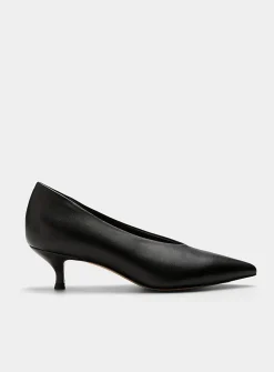 Almond-shaped leather pumps