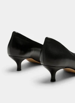 Almond-shaped leather pumps