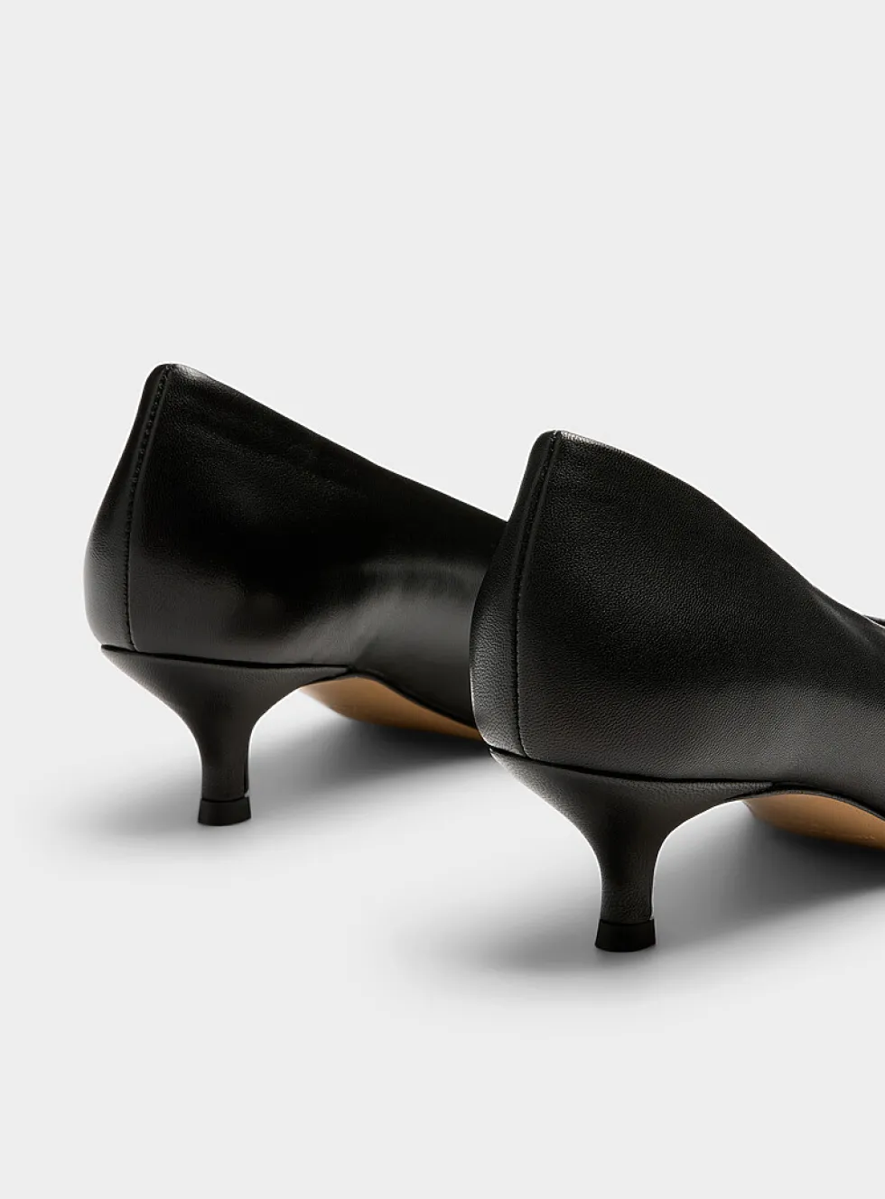 Almond-shaped leather pumps