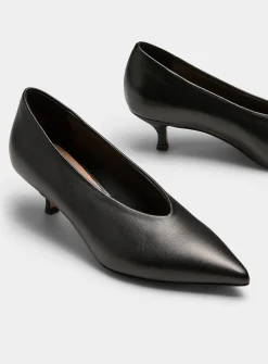 Almond-shaped leather pumps
