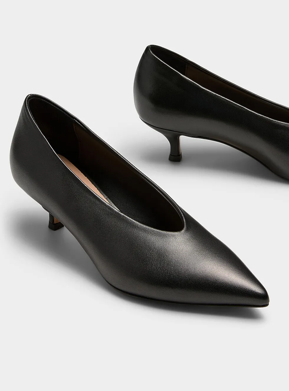 Almond-shaped leather pumps