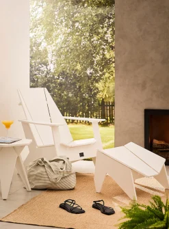 Angular outdoor footrest