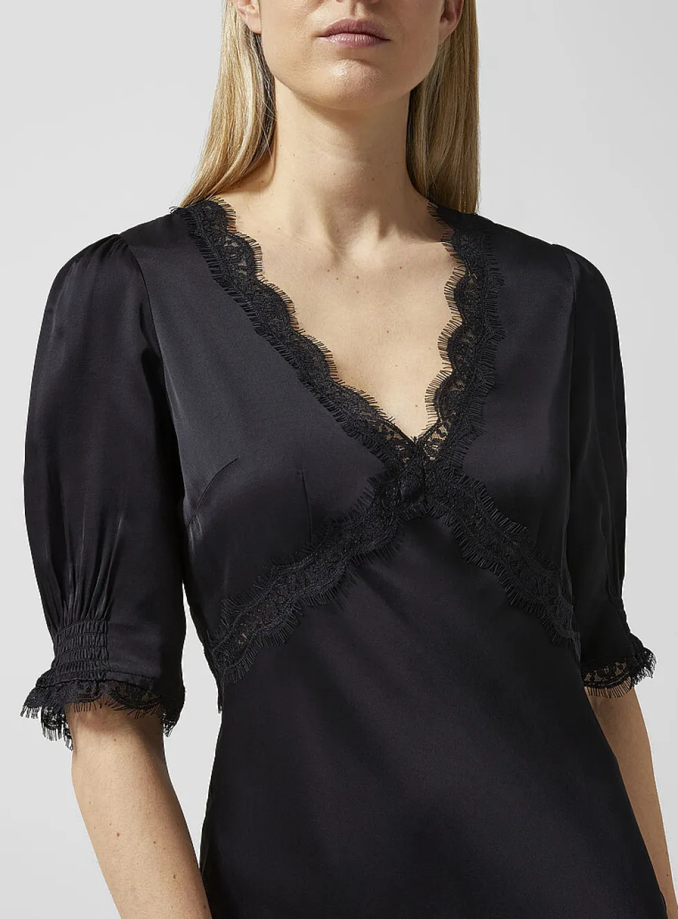 Annina satiny V-neck dress