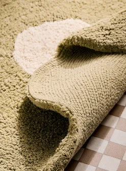 Artistic flower bath mat