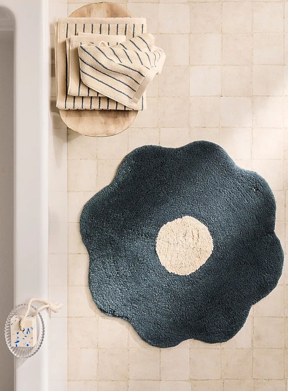 Artistic flower bath mat