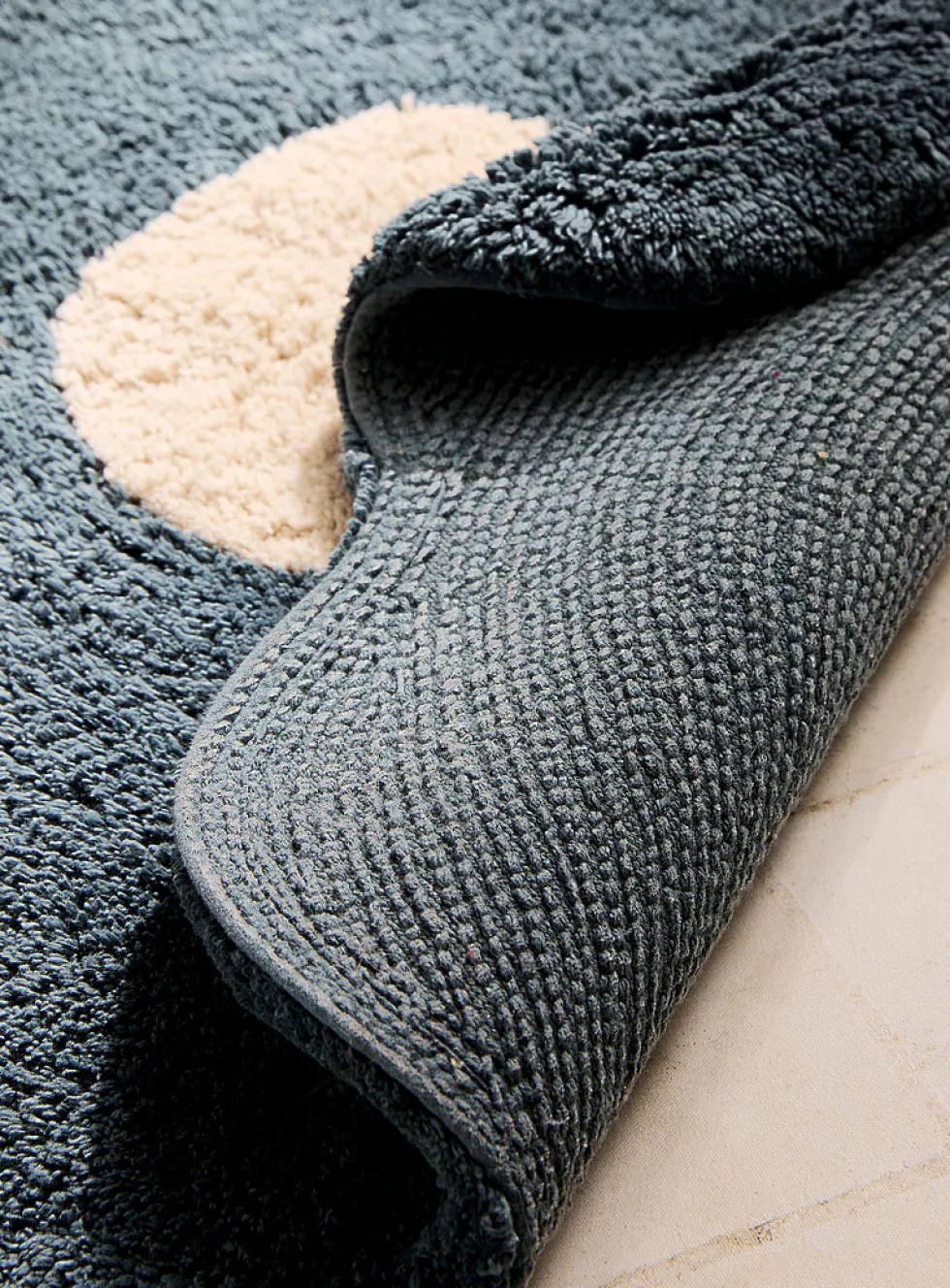 Artistic flower bath mat