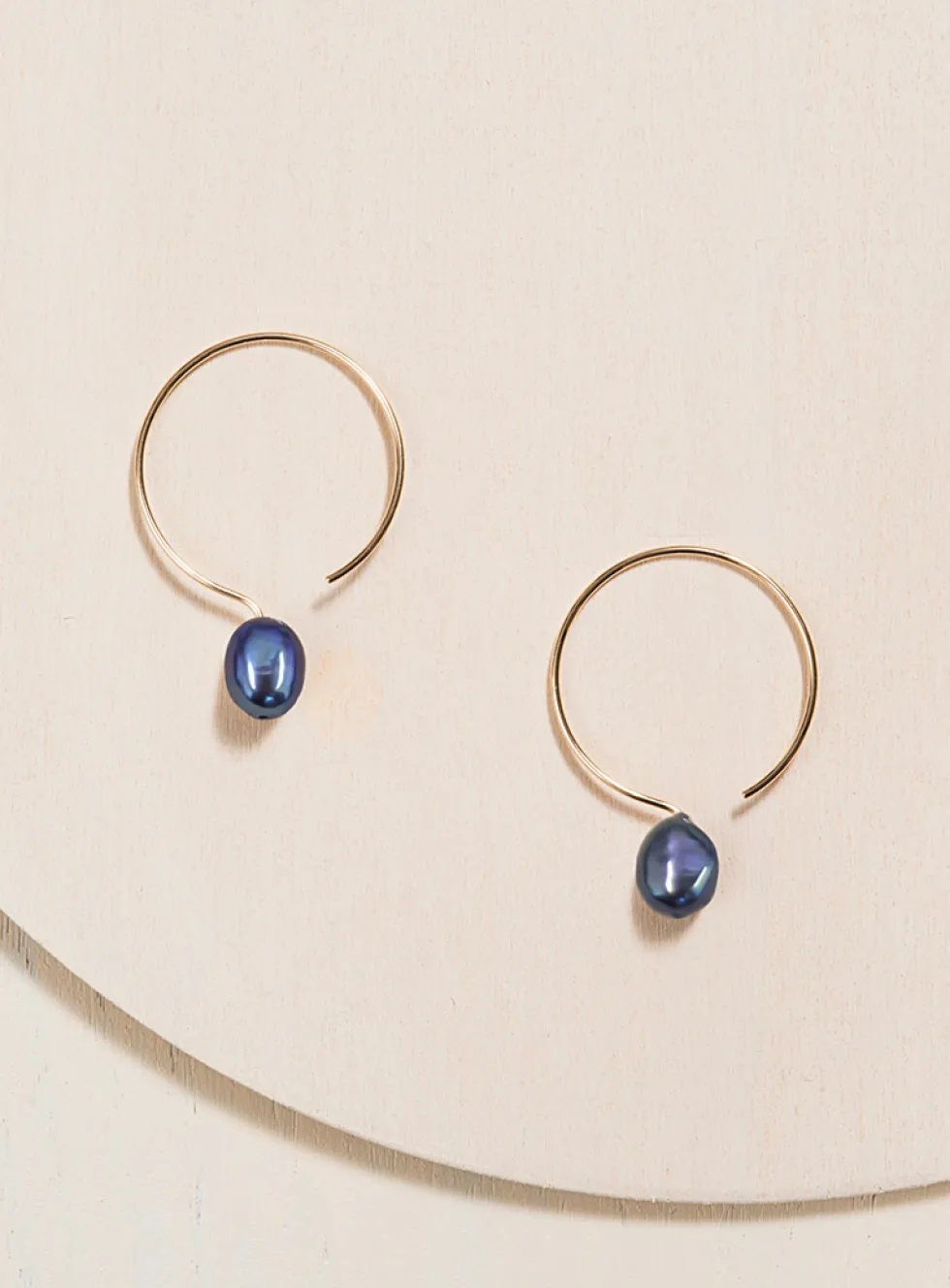 Baroque pearl laminated gold hoops