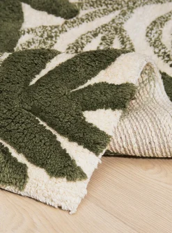Beautiful foliage bath mat
