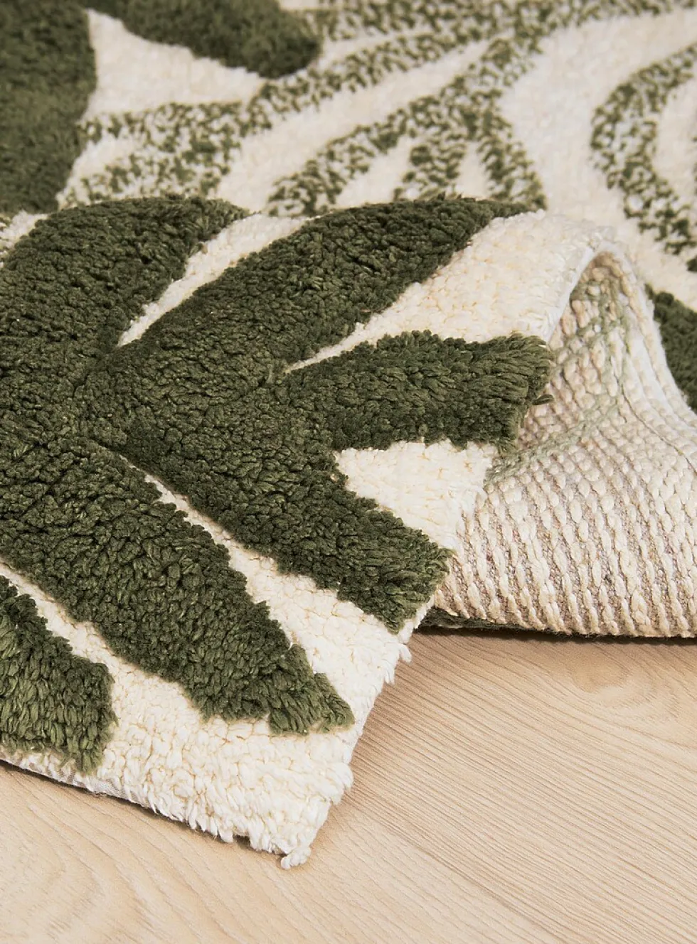 Beautiful foliage bath mat