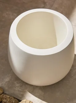 Belly rounded indoor/outdoor planter