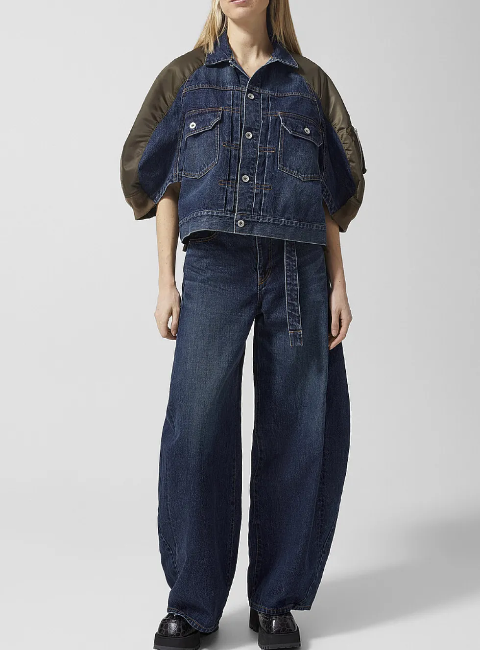 Belted curved wide-leg jean
