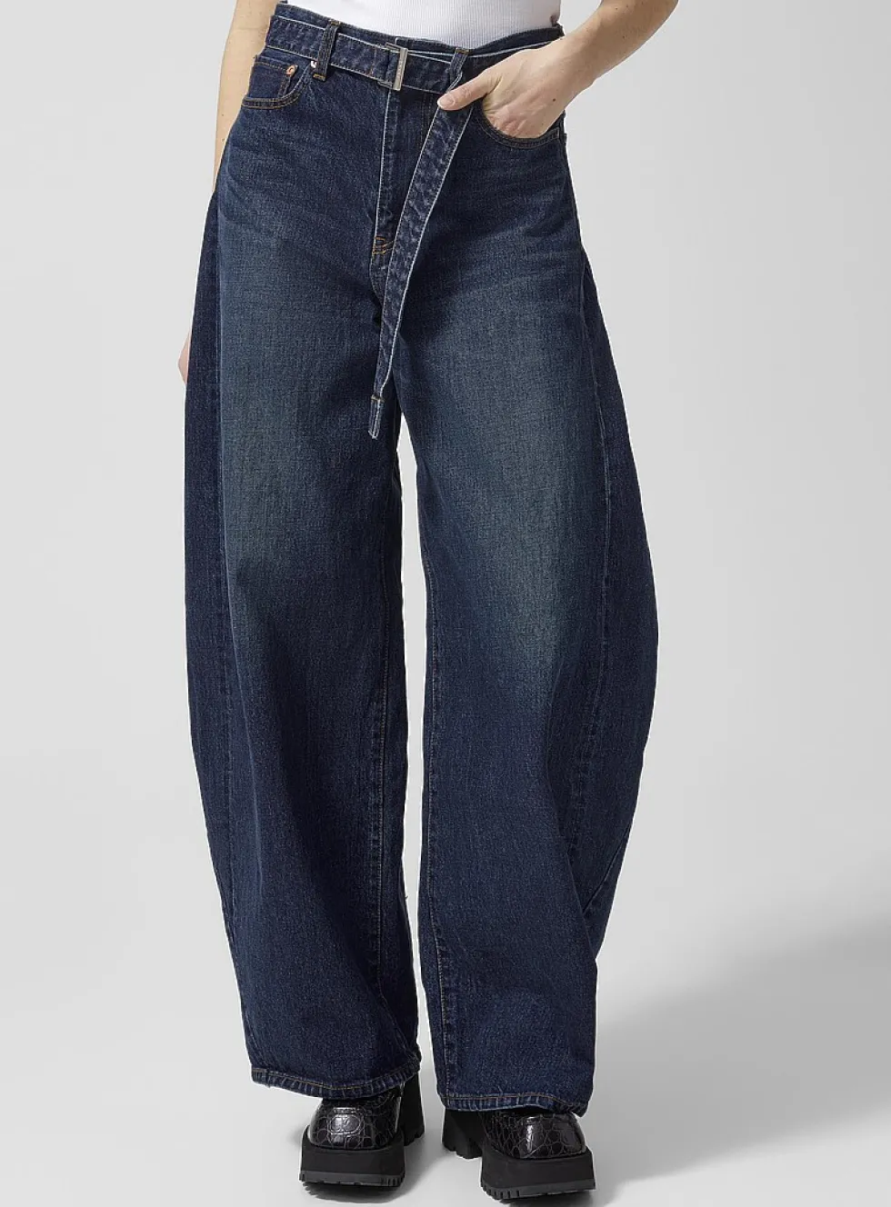 Belted curved wide-leg jean