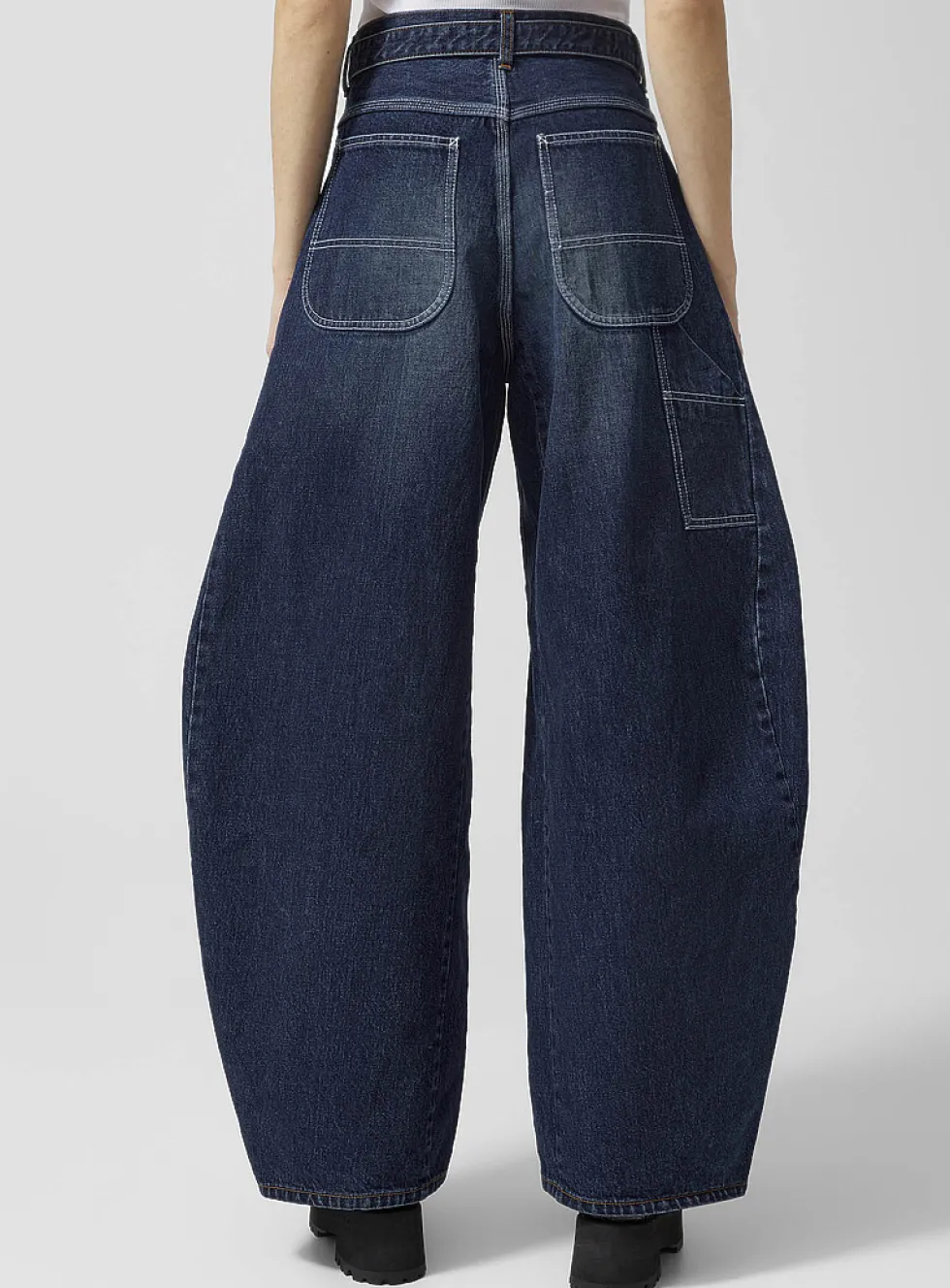 Belted curved wide-leg jean