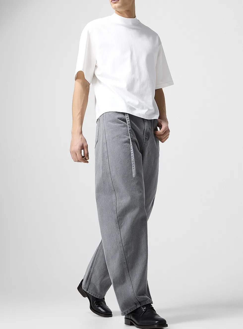 Belted grey barrel-leg jean