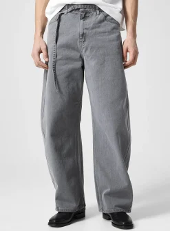 Belted grey barrel-leg jean