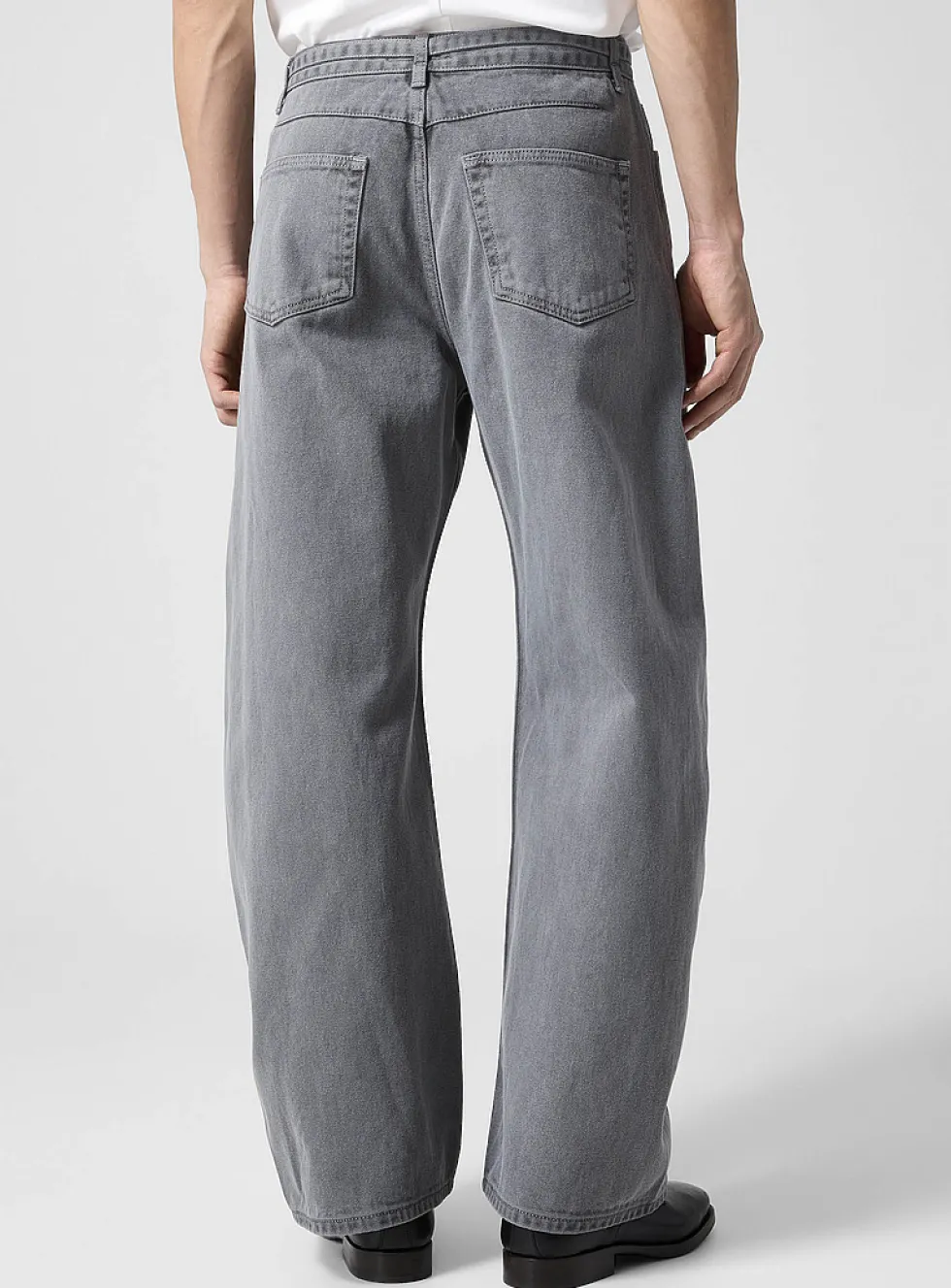 Belted grey barrel-leg jean