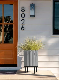 Black base grooved planter