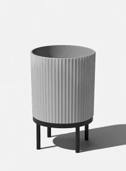 Black base grooved planter