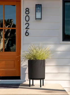 Black base grooved planter
