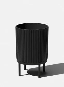 Black base grooved planter
