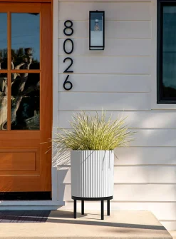 Black base grooved planter