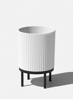 Black base grooved planter