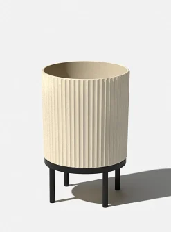 Black base grooved planter