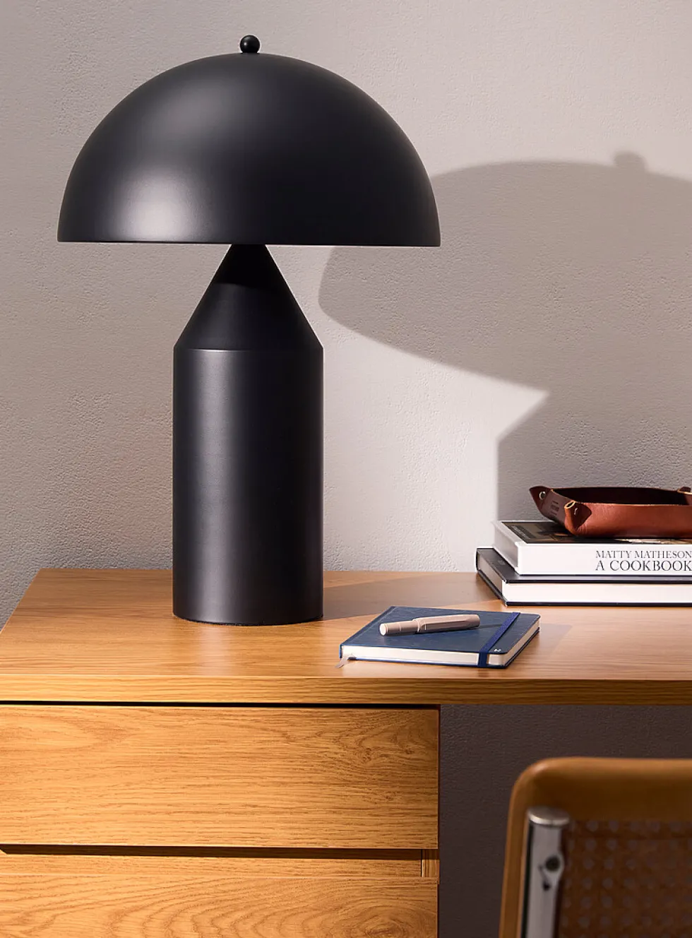 Black metal table lamp