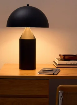 Black metal table lamp