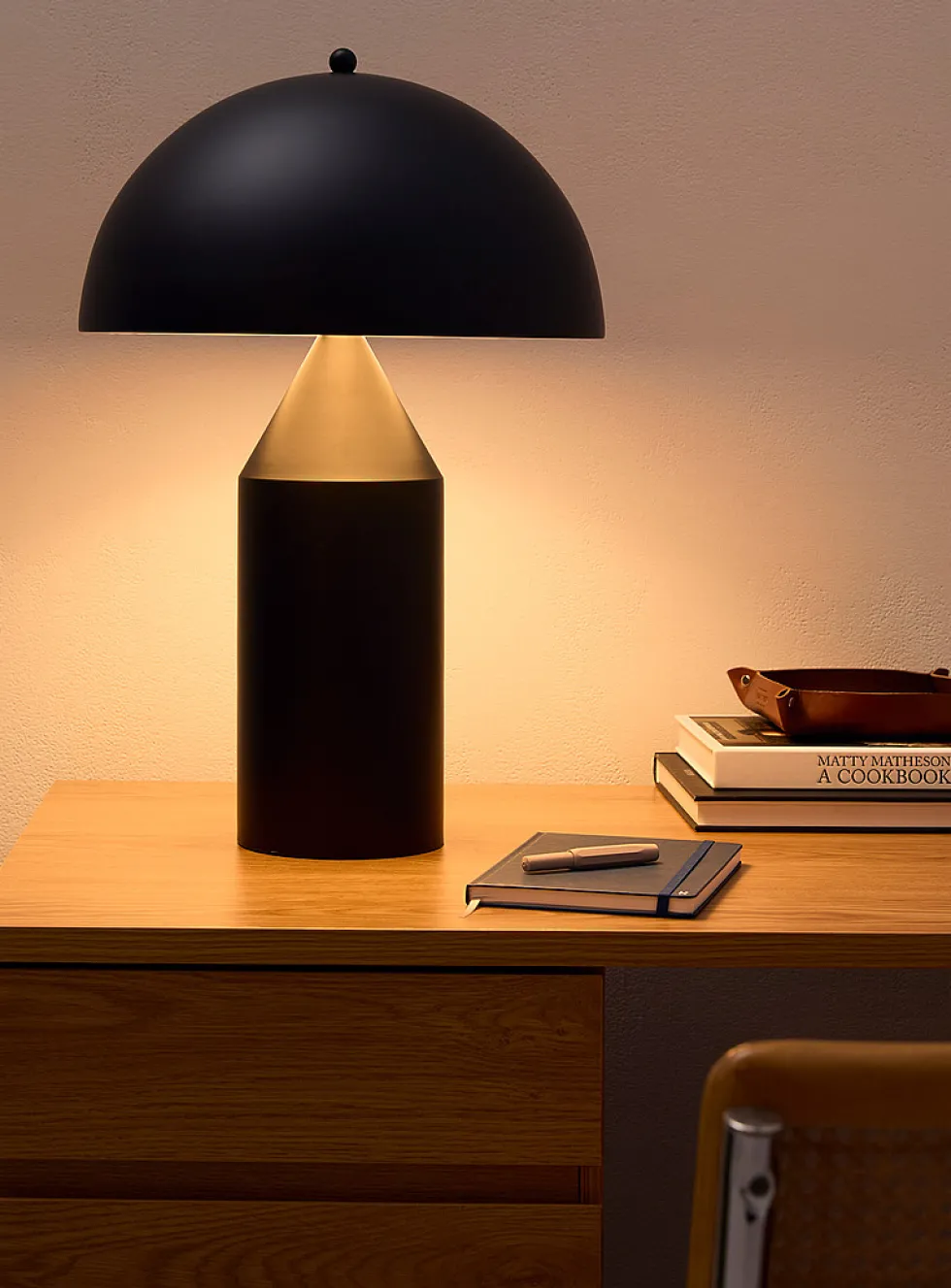 Black metal table lamp