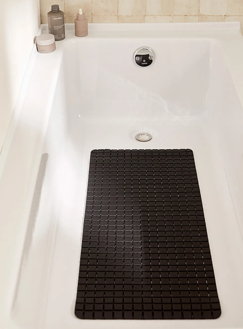 Black tiles bath mat