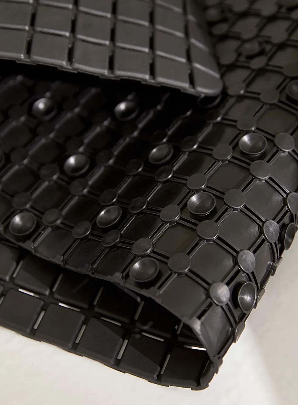 Black tiles bath mat