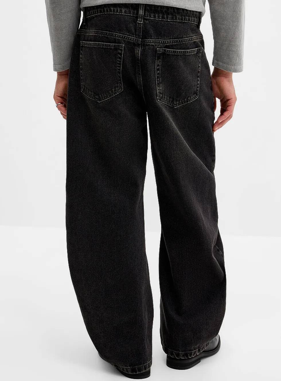 Black wash loose jean