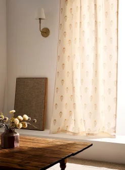 Blooming flowers curtain