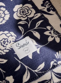 Blooming flowers throw