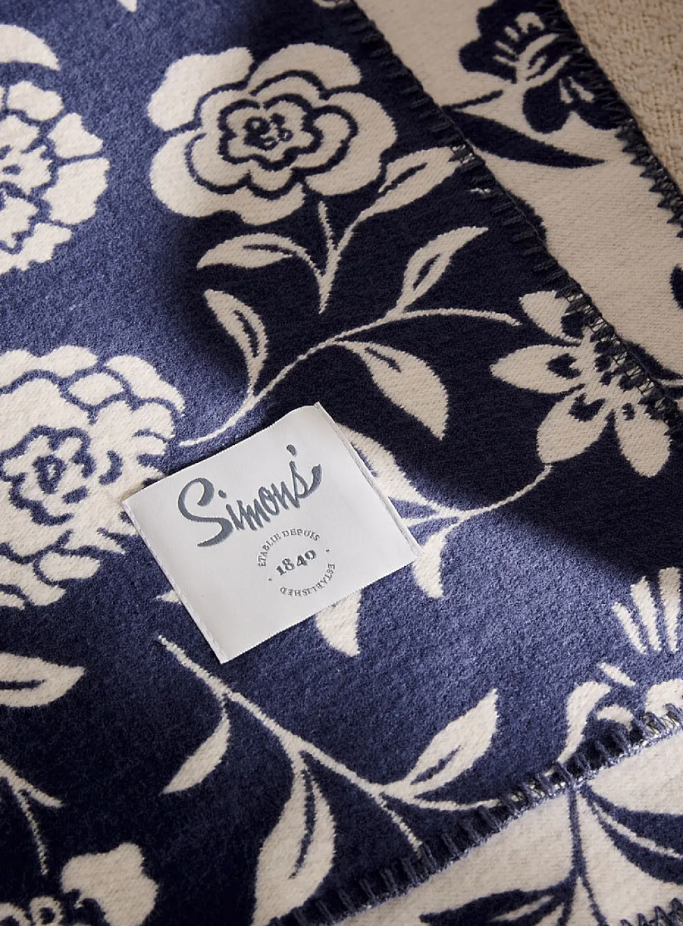 Blooming flowers throw