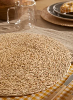 Braided natural straw placemat