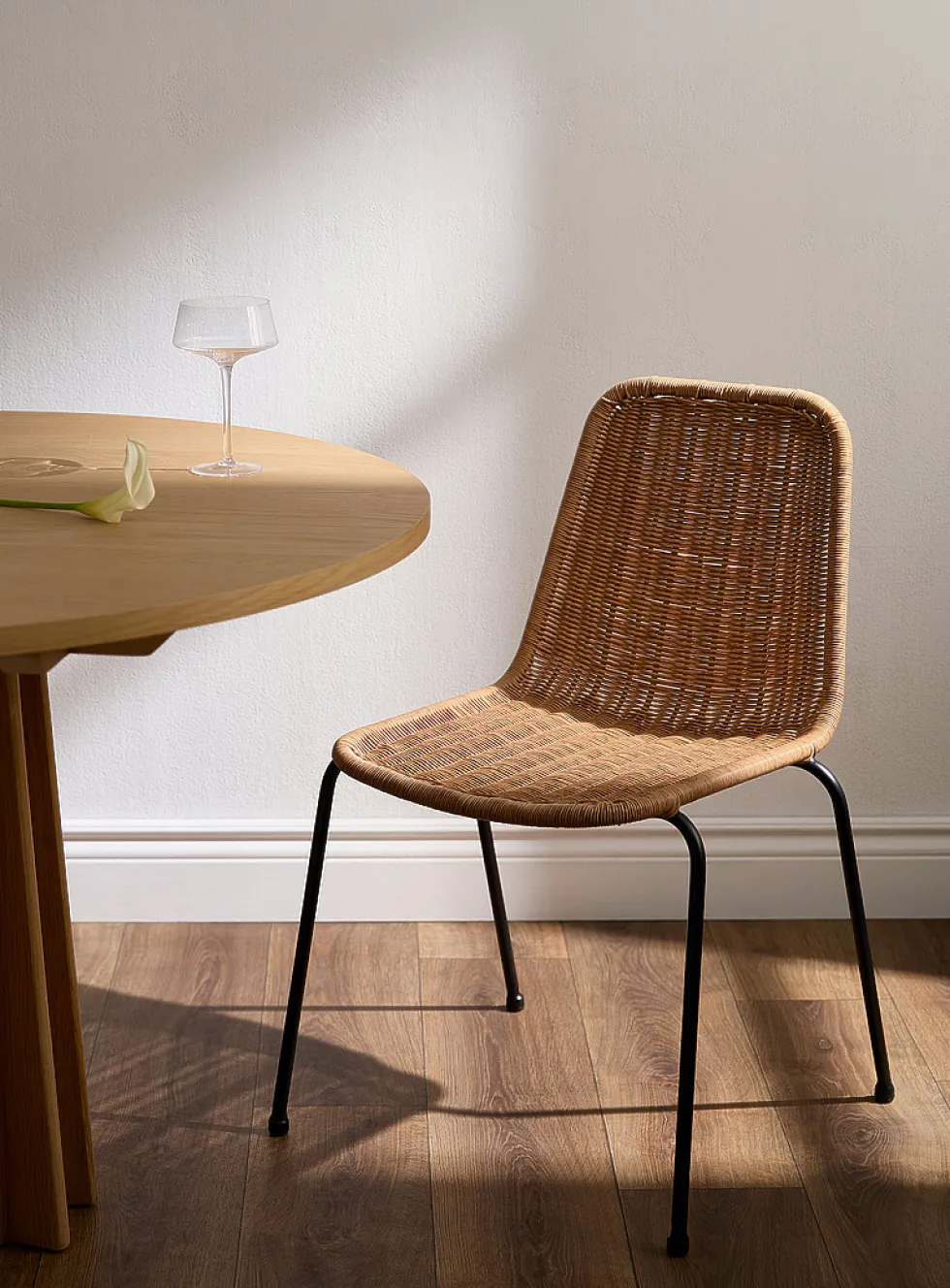 Braided polyresin chair