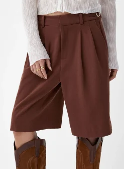 Buckle side-strap pleated Bermuda short