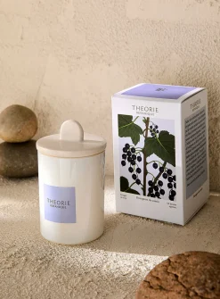 Budling of Cassis scented soy candle