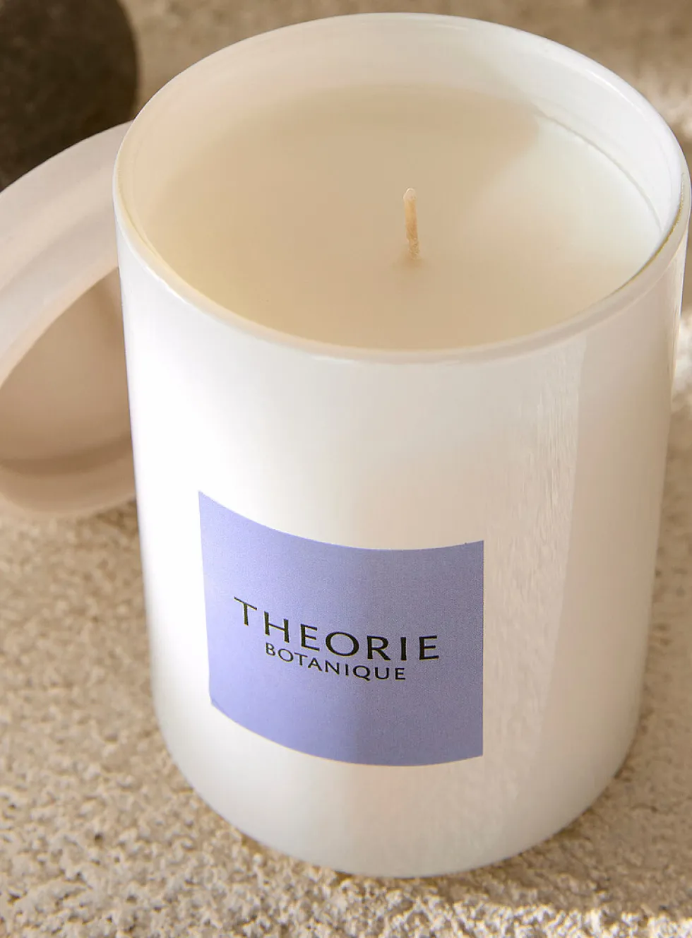 Budling of Cassis scented soy candle