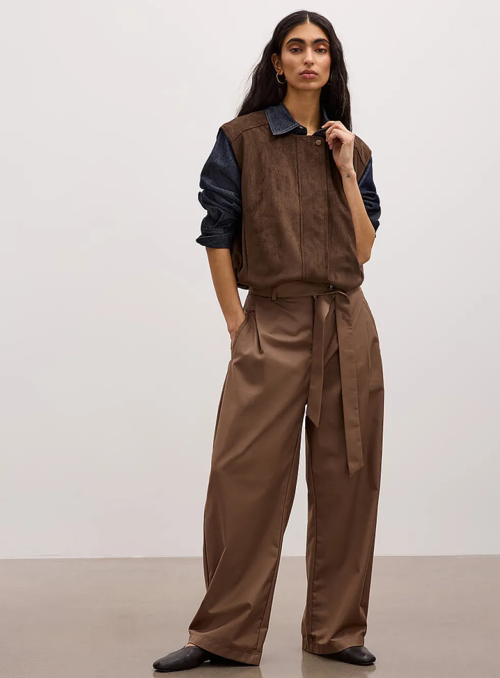 Buttoned belt pleated barrel-leg pant