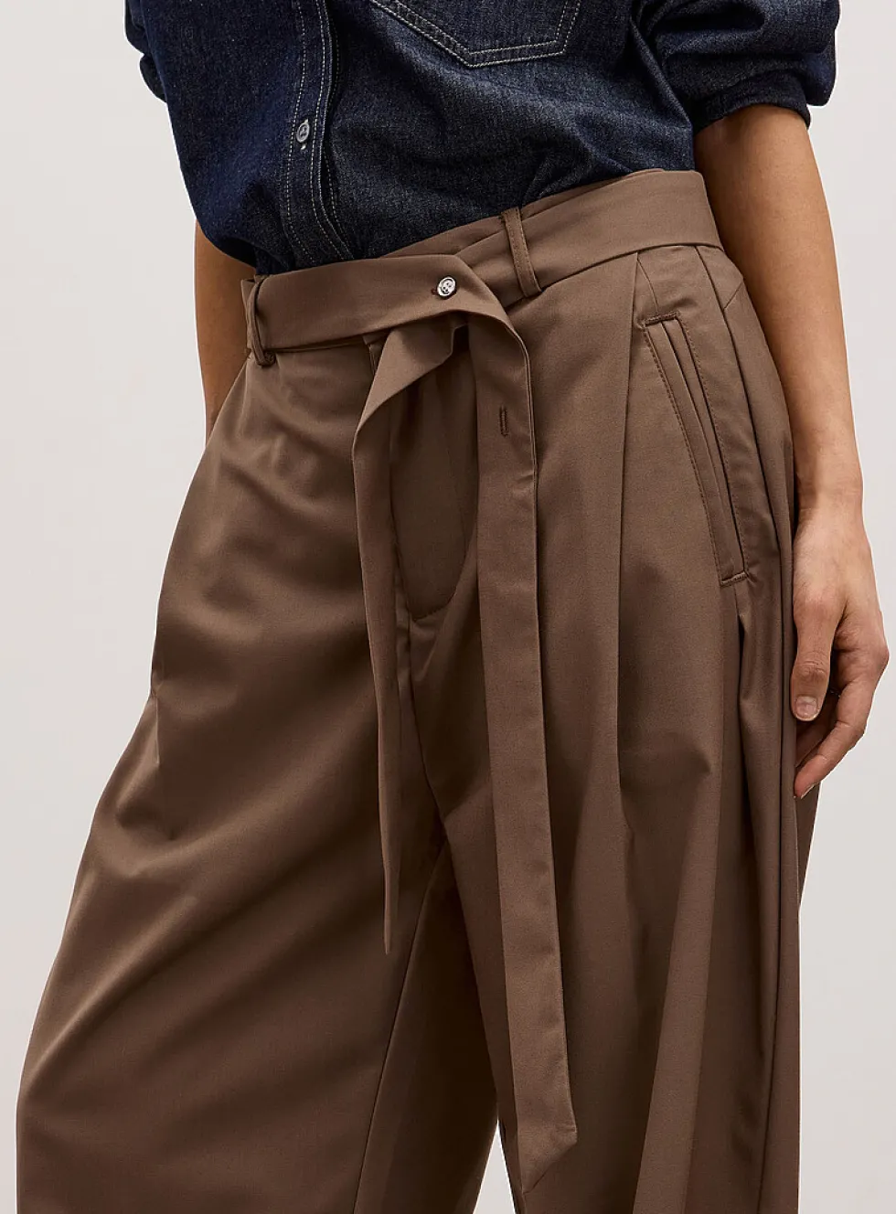 Buttoned belt pleated barrel-leg pant