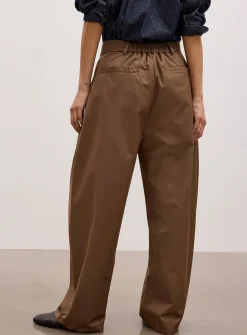 Buttoned belt pleated barrel-leg pant
